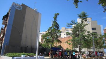 Los jardines Petit Príncep, en Porta, con las medianeras decoradas con estilizadas rosas de metal