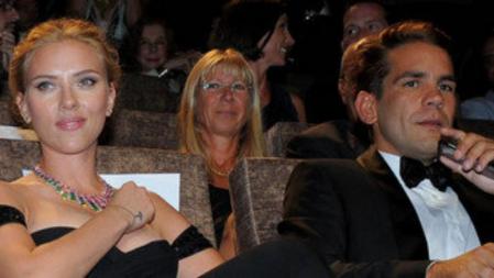 Scarlett Johansson y el periodista Romain Dauriac con quien se casará