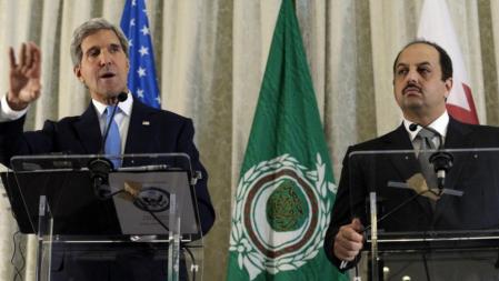 El secretario de Estado de EE.UU., John Kerry responde a una pregunta durante una rueda de prensa con el ministro de Relaciones Exteriores de Qatar, Khalid Al Attiya en la Embajada de Estados Unidos de París