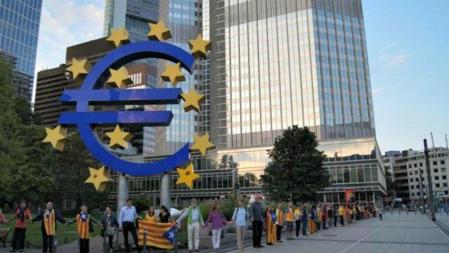 Els catalans de Frankfurt i rodalies vam fer la cadena humana el dimecres 28 d'agost a les 19.30h. del vespre. Vam ser un total de 80 persones les que ens vam trobar davant del Banc Central Europeu a Frankfurt. Va ser una trobada molt agradable que va acabar amb el cant dels segadors.