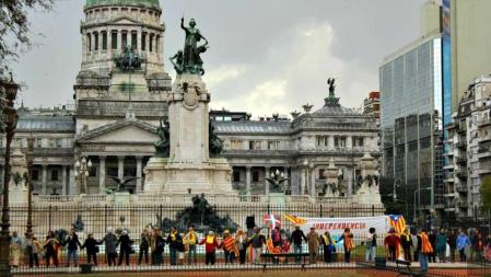 En Buenos Aires se convocaron a 300 asistentes donde no faltó música en catalán y filmación de la cadena para la difusión internacional y por la Diada de Catalunya