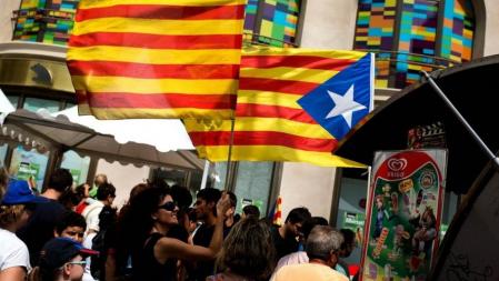 Una joven con una senyera en plaza Catalunya de Barcelona durante la Diada de Catalunya de 2012