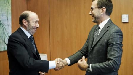 El líder del PSOE, Alfredo Pérez Rubalcaba, saluda al nuevo embajador de EE.UU. en España, James Costos