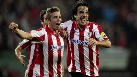 El jugador del Athletic de Bilbao Beñat (d) celebra junto a su compañero Muniain tras marcar el tercer gol ante el Celta de Vigo, durante el partido de Liga que están disputando esta noche en el nuevo estadio de San Mamés, en Bilbao