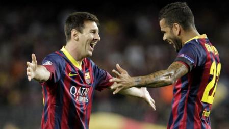 El delantero argentino Lionel Messi (i) celebra con su compañero, el brasileño Dani Alves, el gol que ha marcado