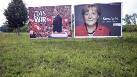Carteles electorales del candidato del partido SPD, Peer Steinbrueck, y del CDU, Angela Merkel, en un prado en Dormagen