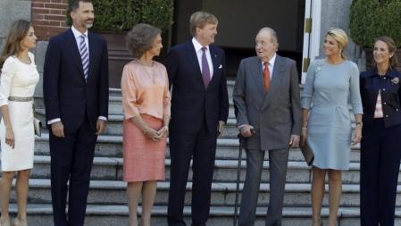 Don Juan Carlos y doña Sofía, acompañados de los Príncipes de Asturias y de la Infanta Elena, posan con los reyes de Holanda , Guillermo-Alejandro y Máxima, en el Palacio de La Zarzuela donde los Reyes ofrecen un almuerzo en honor de los monarcas holandeses que llegaron hoy en visita oficial a España.