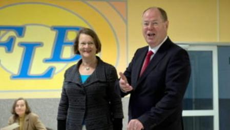 Steinbrück vota en un colegio electoral de Bonn, acompañado por su mujer, Gertrud