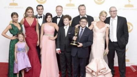 Los componentes de la serie 'Modern Family' posan junto a su Emmy como mejor comedia