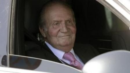 El monarca a su llegada al Hospital Quirón Madrid donde ha sido intervenido esta tarde al haberse infectado la zona de la cadera izquierda.