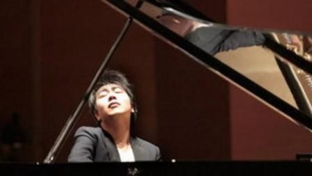 El virtuoso y popular pianista chino Lang Lang durante su recital extraordinario en Bilbao con motivo de cumplirse el décimo aniversario del gran éxito obtenido en su primera y hasta ahora única actuación en una temporada de abono de la Orquesta Sinfónica de Bilbao