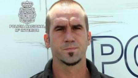 Imagen del etarra Garikoitz Aspiazu Rubina alias 'Txeroki', en su traslado de Francia a España en 2011.