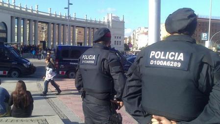 La policía en la Plaza España de Barcelona para velar por la seguridad.