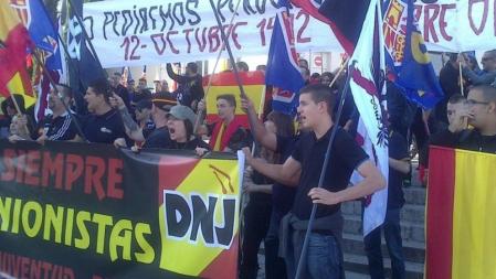 Miembros de Democracia Nacional se concentran en la Plaza España bajo el lema 