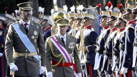 El Príncipe de Asturias pasa revista a su llegada a la Plaza de Neptuno donde ha presidido por primera vez, acompañado de doña Letizia, el desfile del Día de la Fiesta Nacional