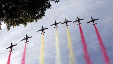 La patrulla Águila tiñe el cielo con los colores nacionales durante el desfile del Día de la Fiesta Nacional en Madrid