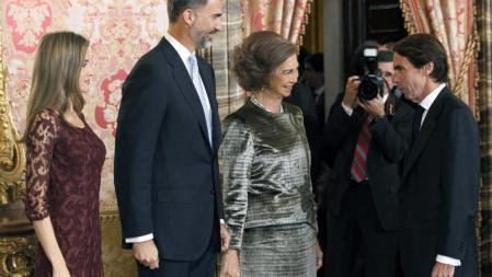 Los Príncipes de Asturias, la Reina y la Infanta Elena saludan al expresidente del Gobierno José María Aznar, y al secretario general del PSOE, Alfredo Pérez Rubalcaba