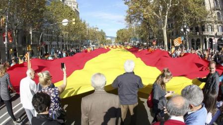 Los manifestantes han desplegado en el paseo de Gràcia una bandera de cien metros, mitad española y mitad catalana