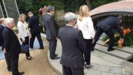 El president Mas y algunos miembros del Govern, en la ofrenda floral al expresident Companys en el 73 aniversario de su fusilamiento.
