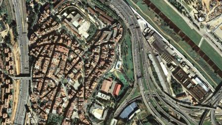 Vista aérea de la Trinitat Vella (Barcelona), con la cárcel dentro de la trama urbana y el Nus de la Trinitat a su derecha