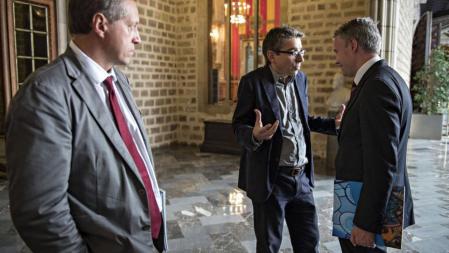 Ramon Moliner (Alp) observa como conversan Jordi Martí (PSC Barcelona) y Albert Piñeira (Puigcerdà), a la salida de la reunión sobre los Juegos de Invierno 2022