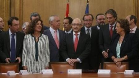 El ministro de Hacienda, Cristobal Montoro (c); el portavoz del PP en el Congreso, Alfonso Alonso (3d); el vicesecretario nacional de Política Autonómica y Local del partido, Javier Arenas (3i), el presidente de la Federación Española de Municipios y Provincias (FEMP) y alcalde de Santander, Iñigo de la Serna (2d), posan en el Congreso junto a otros alcaldes populares.