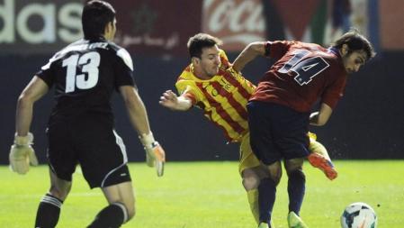 Leo Messi intenta rematar pese a la presión de Arribas y ante la atenta mitrada de Andrés Fernández