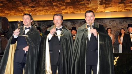 Els germans de El Celler de can Roca brinden després de jurar fidelitat al cava i ser investits confrares d'honor