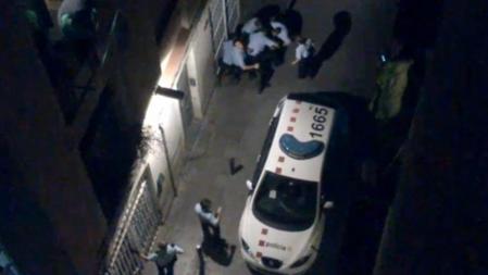 Un grupo de Mossos d'Esquadra retienen a un hombre en el barrio del Raval y le propinan puñetazos, patadas y rodillazos