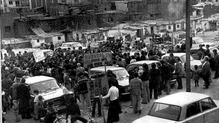 Manifestación contra las barracas de Santa Engràcia, en la actual plaza Ángel Pestaña de la Prosperitat. Fruto de una estafa inmobiliaria, fueron derribadas en 1984