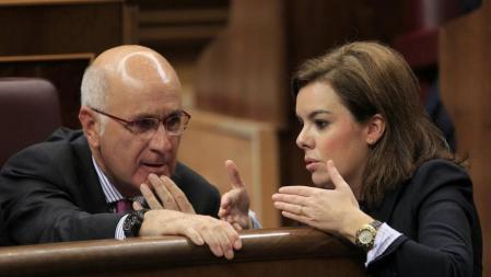 Josep Antoni Duran Lleida y Soraya Sáenz de Santamaría conversan en el Congreso