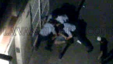 Instante de la detención en el Raval del empresario del Gayxample que terminó falleciendo en el hospital