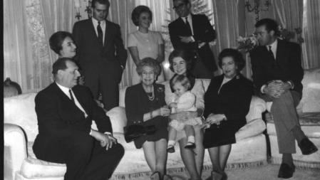 Retrato de la familia real española durante su exilio en Lausana, Suiza. Sofía de Grecia junto a Don Juan, Conde de Barcelona. la reina Victoria Eugenia, consorte de Alfonso XIII, Rey de España, y la princesa Helena, doña María esposa del Conde de Barcelona, el príncipe Alfonso y detrás la infanta Margarita, Juan Carlos, la infanta Pilar y el Príncipe Gonzalo