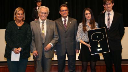 El presidente de la Generalitat, Artur Mas, ha entregado la Medalla d¿Or de la Generalitat al editor, historiador y político Max Cahner, a títol póstum, y al arquitecto Oriol Bohigas