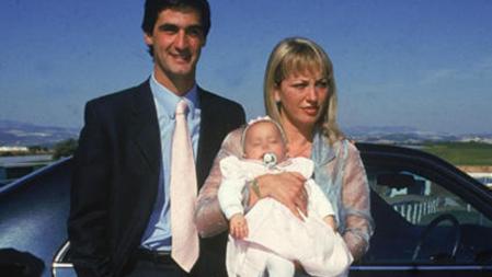 Belén Esteban era una total desconocida cuando en 1998 conoce al torero Jesulín de Ubrique, se casan y en 1999 tienen a su hija Andra. En ese momento belén se traslada a vivir a la finca Ambiciones con la familia del torero.