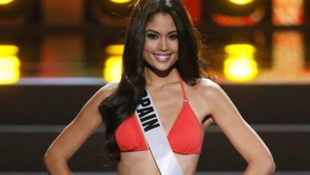 La representante de España, Patricia Yurena Rodriguez, camina por la pasarela en traje de baño