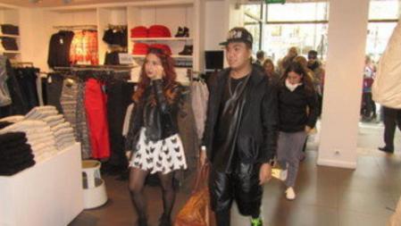 Tras horas de cola, los primeros clientes entran a la tienda H&M de Paseo de Gracia para comprar la nueva colección de Isabel Marant