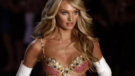 La modelo Candice Swanepoel luce el sostén Royal Fantasy de Mouawad en el desfile de lencería de Victoria's Secret