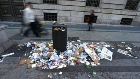 Basura acumulada en la calle Alcalá de Madrid,