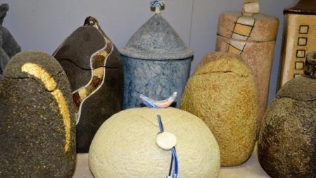 Urnas funerarias, obra de la ceramista Monti Mateu