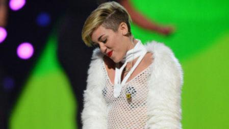 Miley Cyrus, en una actuación musical, ligera de ropa
