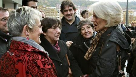 Rosa Rodero (a la derecha), viuda de Joseba Goikoetxea, sargento mayor de la Ertzaintza asesinado por ETA en 1993, charla con los parlamentarios de EH Bildu, Laura Mintegi (segundo de la derecha), Pello Urizar (en el centro); Edurne Brouard (segunda por la izquierda), hija del dirigente de HB Santiago Brouard, asesinado en 1984, y Asun Lasa (izquierda), hermana de José Antonio Lasa, secuestrado y asesinado por el GAL en 1983, durante el homenaje tributado al sargento Goikoetxea