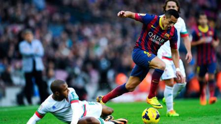 Alexis Sanchez lucha por un balón ante el Granada
