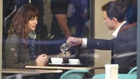La primera escena de '50 sombras de Grey' con Anastasia (Dakota Johnson) y Grey (Jamie Dornan) conociéndose en una cafetería de Vancouver