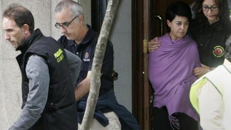 Se levanta el secreto de sumario del asesinato de Asunta Basterra. La policía mantiene retenidos a los padres, presuntos asesinos de la niña.