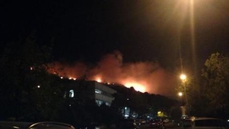 Fotografía tomada desde el interior de la facultad de medicina de Vall d'Hebrón, el edificio más cercano al incendio de Collserola