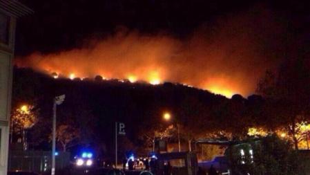 El fuego se ha iniciado a las 18:20 por encima del barrio de Montbau