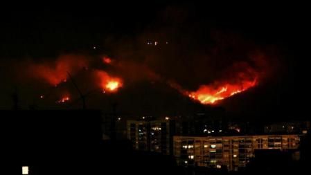 El fuego en Collserola afecta entre 3 y 4 hectáreas y tiene dos focos abiertos