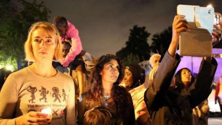 Compatriotas de Mandela se concentran frente a su casa la noche de su muerte