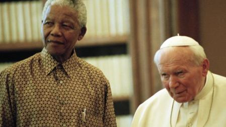 Nelson Mandela junto al papa Juan Pablo II